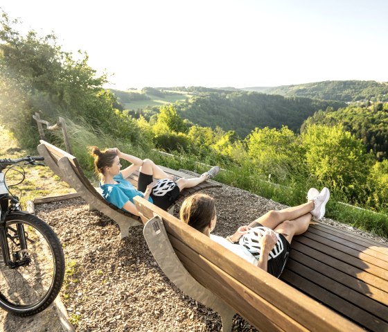 Ausblick auf Kyllburg und die waldreiche Eifel, Kyll-Radweg bei Wilsecker, © Eifel Tourismus GmbH, Dominik Ketz