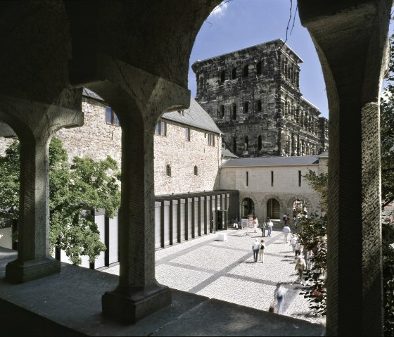 stadtmuseum-simeonstift_innenhof-und-porta-nigra_tomas-riehle_print_1, © Tomas Riehle