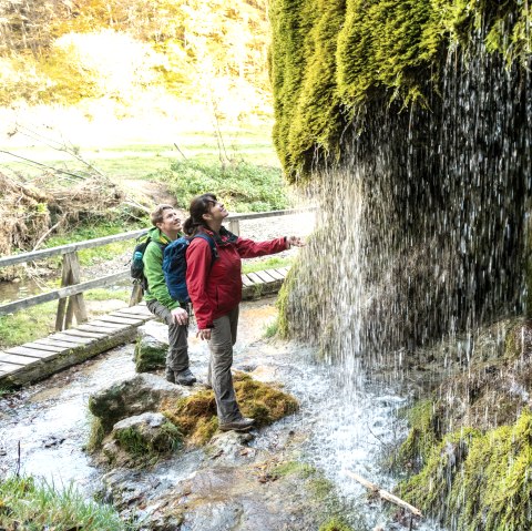 Erfrischung am Wasserfall Dreimühlen am Eifelsteig, © Eifel Tourismus GmbH, D. Ketz