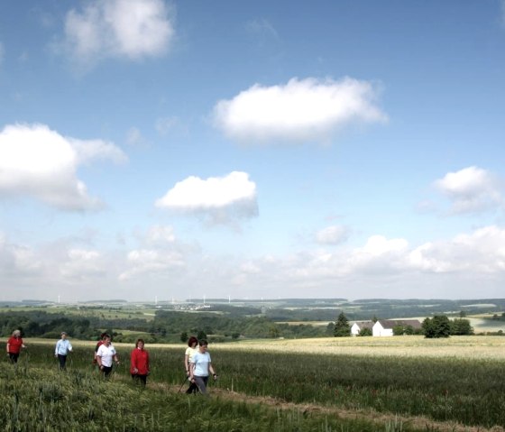 Nordic Walking Keltentoer, © Deutsch Luxemburgische Tourist Info