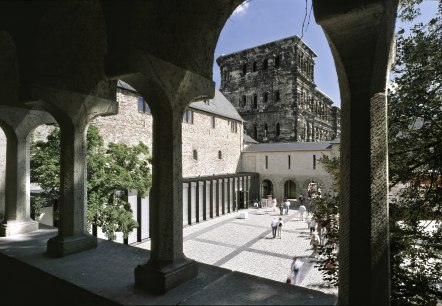 stadtmuseum-simeonstift_innenhof-und-porta-nigra_tomas-riehle_print, © Museum Simeonstift